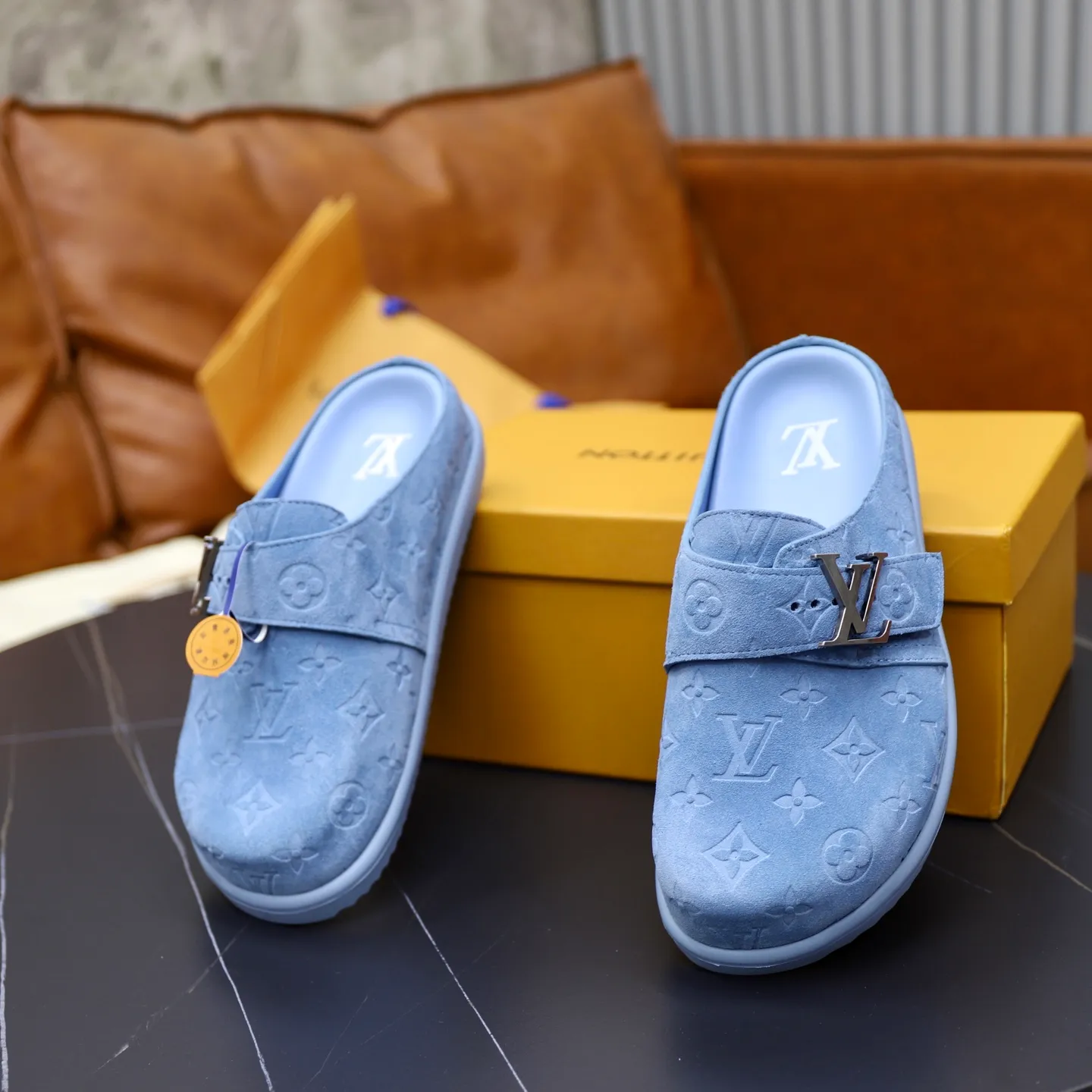 Ex-factory price: 520💰🙅‍♂️🙅‍♂️🙅‍♂️Birkenstock Brand: LV Louis Vuitton Standard code: 38-45 (cowhide lining) Grade: Same as the official website Material: Original leather design Original rubber wear-resistant molded outsole Style category: Men's fashion sandals Distinguished luxury brand elements Top luxury Color: Actual picture color